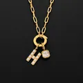 Collana in acciaio al titanio placcata oro con lettera H di perle e cristallo quadrato - Lettera H