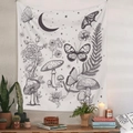 Détail de la tapisserie bohème noire et blanche avec champignons et lune sur mur blanc - Style Brossé (GT924-1) / 73X95CM / Fond Blanc Champignon et Papillon Noir et Blanc