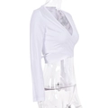 Detail eines weißen Langarm-Crop-Tops mit überkreuzten Hüftbändern und tiefem V-Ausschnitt - S / Weiß