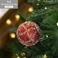 Rode kerstbal van 8cm met zilveren kralen hangend aan takken met warme lichten - Rode Grote Rasterbal