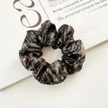 Elastico per capelli con stampa animalier marrone e oro in tessuto lucido su bianco - Stampa Animale Marrone Scuro e Oro