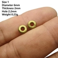 Primer plano de cuentas espaciadoras de bronce antiguo de 6mm con medidas para joyería DIY - Espaciador No. 1 (6mm Diámetro/2mm Espesor)