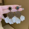Boucles d'oreilles longues vintage avec disque doré et pétales en nacre blanche - Gland de disque creux rétro (18#)