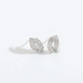 Boucles d'oreilles griffes vintage français, motif feuille argentée avec strass brillants - Hollow out / Argent