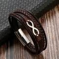 Détail d'un bracelet en cuir marron tressé avec un fermoir symbole infini en métal - Marron + Argent