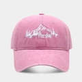 Dettaglio cappellino rosa in cotone lavato con ricamo bianco di bosco e monti - Rosa