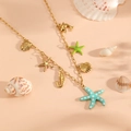 Goldene Titanstahlkette mit Meeresthema Seestern Muschel und Fisch Anhängern - Blaue Halskette