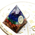 Pyramide d'énergie en cristal avec graviers colorés sur tapis de constellations - Toute la Pierre Tapis Constellation / Petit