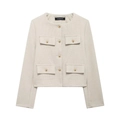 Détails d'une veste en tweed crème montrant le tissage et les boutons dorés - Blanc Cassé
