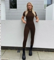 Donkerbruine nauwsluitende sportjumpsuit met korte mouwen en zwarte laarzen - S / koffiekleur
