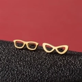 Orecchini a perno minimalisti a forma di occhiali dorati su uno sfondo rosso - Oro