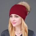 Berretto da donna in maglia color vino con pompon in vera pelliccia di procione - Rosso Vino + Pompon Naturale