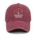 Détail de la casquette bordeaux délavée rétro avec l'imprimé humoristique 'Necesito Cerveza' - M (56-58cm) / Bordeaux