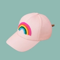 Dettaglio ravvicinato di un cappello da baseball rosa in cotone con ricami arcobaleno ricci - Bambino (51-55CM) / Rosa