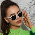 Retro vierkante witte zonnebril met zwarte glazen gedragen door model in groen shirt - Wit