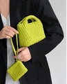 Dettaglio mini borsa a secchiello intrecciata verde acceso con portamonete coordinato - Verde Frutta
