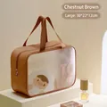 Makro-Detail einer großen kastanienbraunen Leder-Kulturtasche mit Toast-Cartoon-Druck - Groß / Kastanienbraun