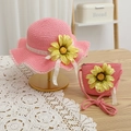Dettaglio del set cappello e borsa in paglia rosa con girasoli e pizzi bianchi fini - 52cm 3-6 Anni / Set Cappello di Paglia e Borsa / Fucsia