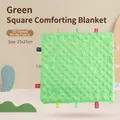 Doudou bébé en minky vert 3D avec étiquettes sensorielles colorées, 27x27cm - Doudou Carré Vert