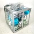 Blau-silbernes Weihnachts-Ornament-Set in transparenter Geschenkbox mit Silberschleife - Blau Silber