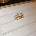 Eleganter goldener H-Ring mit Zirkonia-Steinen auf weißem Schmuck-Display - Einstellbar Offen / Gold