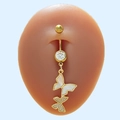 Piercing ombelico a farfalla dorata con zirconi e madreperla su un modello di corpo - Forma di Farfalla (#12)