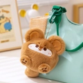Llavero de peluche de animal marrón con mejillas rosas y clip verde en un bolso de lona - Ratón