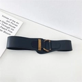 Detalle de cinturón ancho de cuero azul oscuro con hebilla metálica de bronce vintage - Talla única / Negro