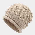 Détail du tricot à grosses mailles ajourées et du bord côtelé du bonnet beige d'hiver - Taille unique / Beige