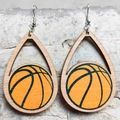 Detailaufnahme hölzerner Tropfenohrringe mit orangefarbenem Basketball-Muster - Basketball