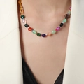 Collana di perle in agata naturale multicolore con catena d'oro indossata da modella - Collana in Agata Sfaccettata-40+5cm(P504)