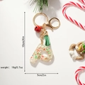 Porte-clés Noël lettre P en résine avec figurine Père Noël et pompon rouge à clochette - Lettre P