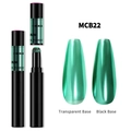 Detail des MCB22 Metallic Mint Nagelpuderstifts mit Effekten auf schwarzen und klaren Basen - Metallic Minzgrün (MCB-22)