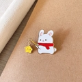Broche mignonne en émail de lapin blanc avec écharpe rouge et breloque étoile jaune - Lapin avec étoile