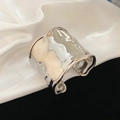 Dettaglio del bracciale argento lucido con trama lavica irregolare e design cavo - Stile Pieghettato Eco-friendly (HB4396) / Argento - Stile Pieghettato