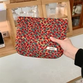 Primo piano della borsa a fiori in velluto a coste tenuta in mano per mostrare la misura - Floreale Rosso Giallo (Stile HK)