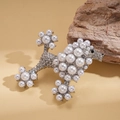 Detail einer eleganten Pudel-Brosche mit Perlenbesatz und funkelnden Kristallen - Silber