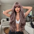 Perruque longue ondulée avec frange de couleur mauve poudré pour le style - Violet Poussiéreux