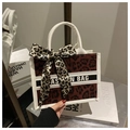 Sac cabas à imprimé léopard avec lettrage mode et poignées en cuir blanc pour femme - Rouge