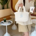 Dettaglio della borsa tote in tela crema con patch con logo Love Sozakka intrecciato - Beige