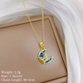 Detalle de collar dorado con colgante de luna azul y mariposa con microincrustaciones - Estilo Azul (H438)