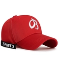 Berretto rosso con ricamo bianco e dettaglio cinturino nero con scritta SPORTS - Rosso