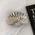 Pinza para el pelo de metal plateado brillante con diseño de concha sobre papel blanco - Plata Grande