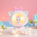 Luce notturna musicale gatto Marie con fiocco rosa e statuina interna luminosa - Stile Lampada Gatto a Testa Grande Bianca (991-3) / A manovella / Rosa