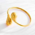 Detail eines 18K vergoldeten Edelstahlarmreifs mit texturierten Wassertropfen-Enden - Gestreifter Wassertropfen-Stil / Gold gestreift