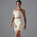 Detail van de geribbelde stof en naadloze stiksels op deze yoga set met bh en korte broek - S / Licht Ivoor