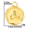 Detalle del colgante de cola de pez chapado en oro 18k con medidas 1,7 cm por 1,3 cm - Dorado