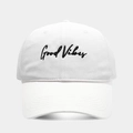 Detalle del bordado Good Vibes en una gorra de béisbol de lona de algodón blanco - Ajustable / Blanco