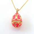 Rosafarbene Emaille-Eianhänger Halskette im Fabergé-Stil mit goldenen Mustern und Zirkonen - Rosa