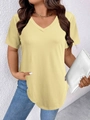 Detail van lichtgeel gebreid T-shirt met V-hals, zachte textuur en korte mouwen - S / Tops / Geel